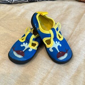 Boys size 8 water shoes like new